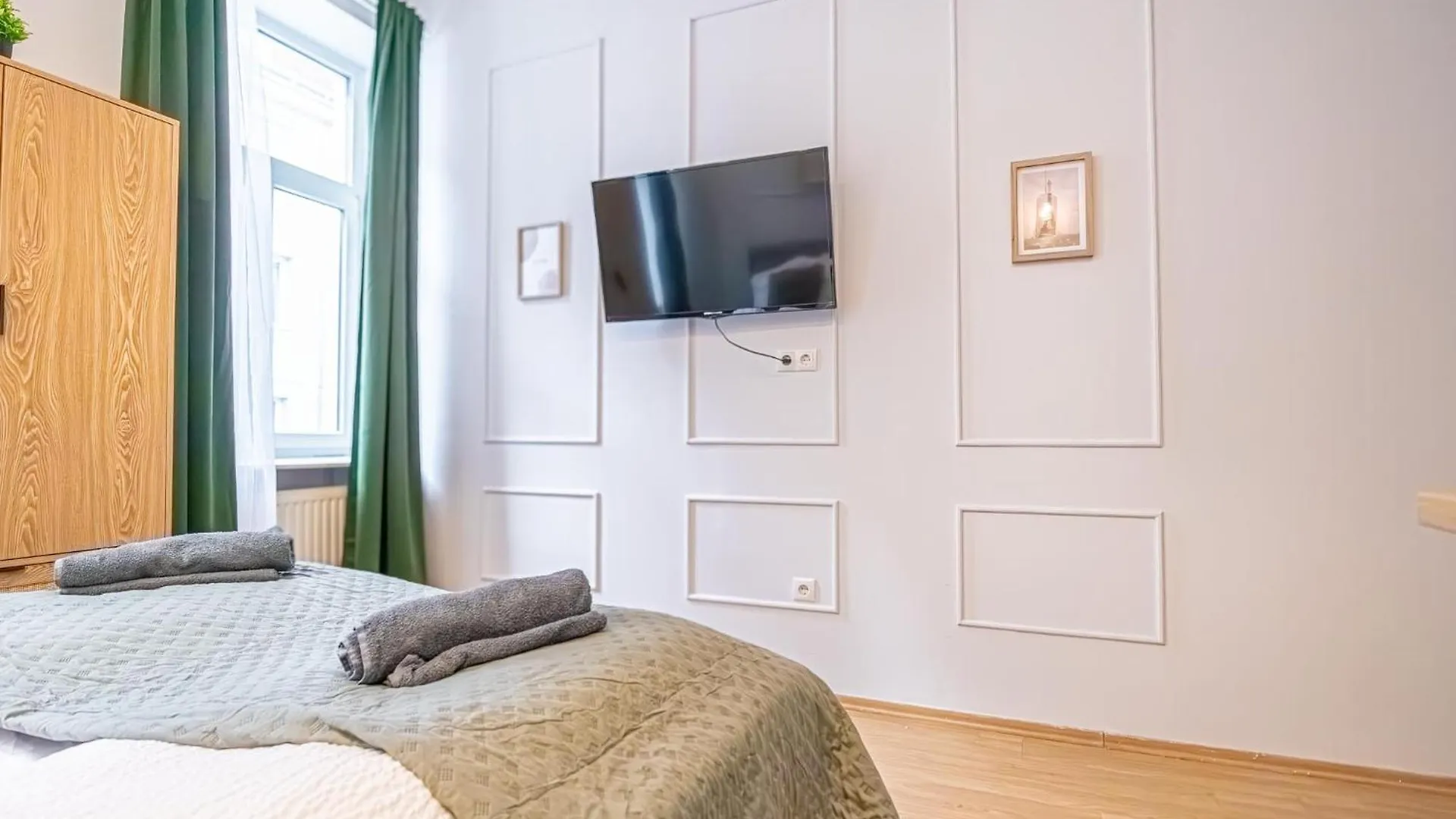 Spacious Shared Apartment Schoenbrunn Wiedeń Austria